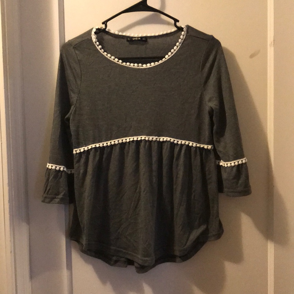 Gray quarter sleeve shirt